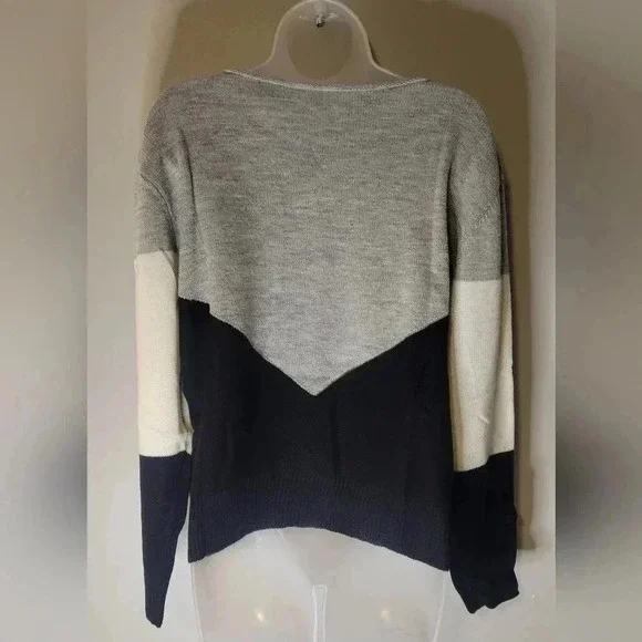 NWOT Scoop neck sweater, gray, Ivory & black sweater, womens size Large - Picture 6 of 6